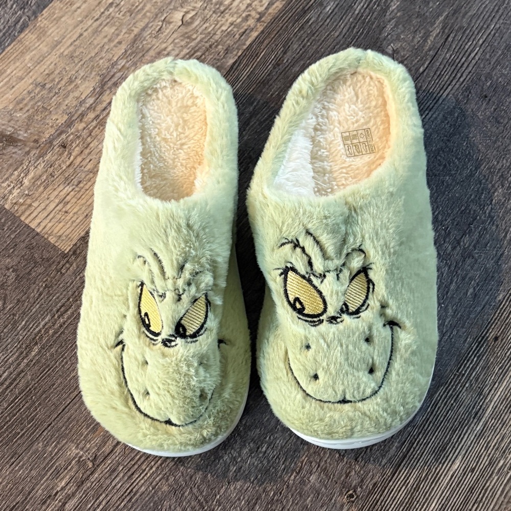 New- Woman’s Grinch Faux Fur Slippers, Slip-on, sizes 7.5 or 8.5